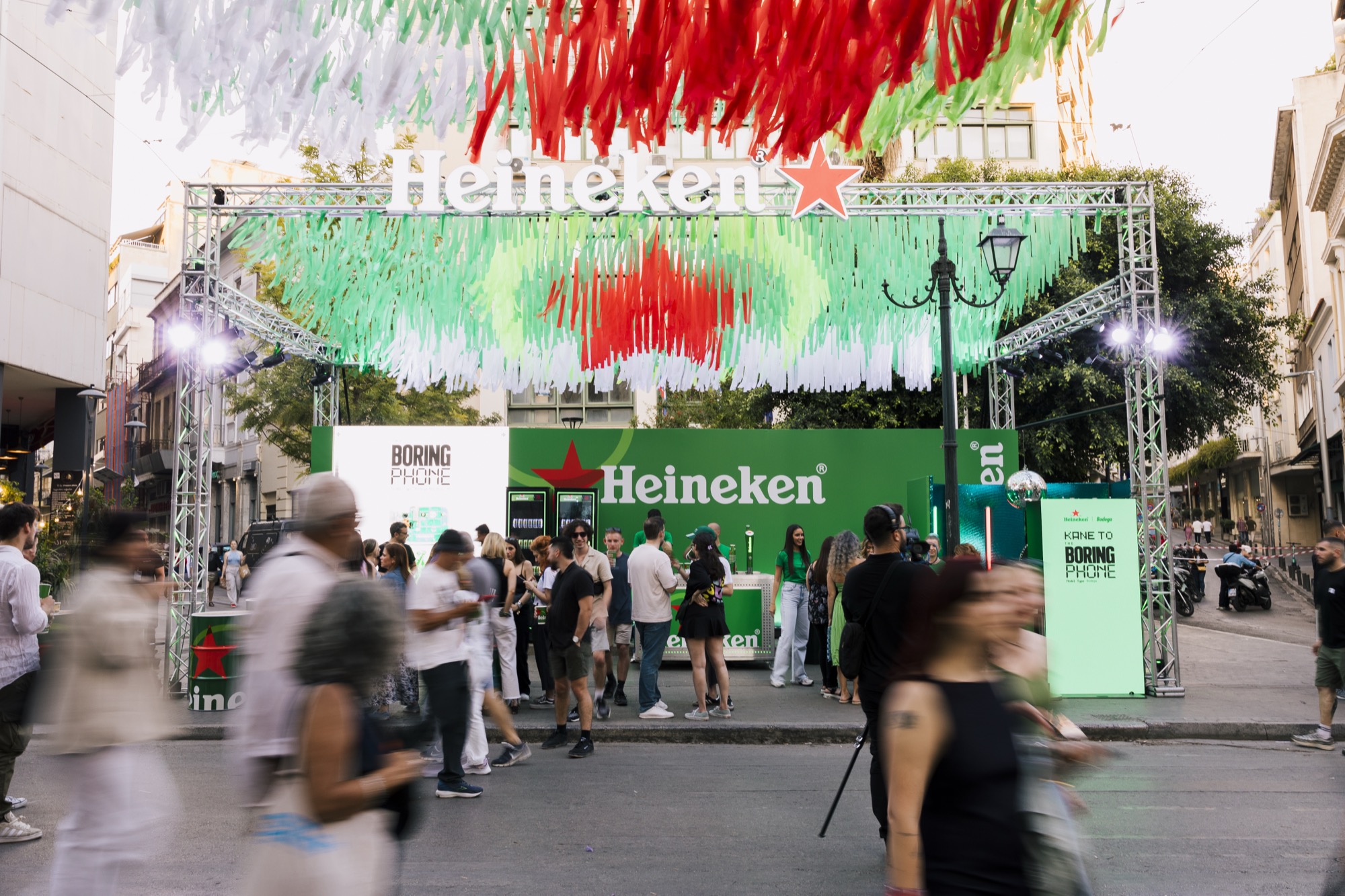 Η Heineken® παρουσιάζει το Boring Phone. Ένα μοναδικό κινητό που σε βοηθά να αποσυνδεθείς! 4 TiA Athinas 5