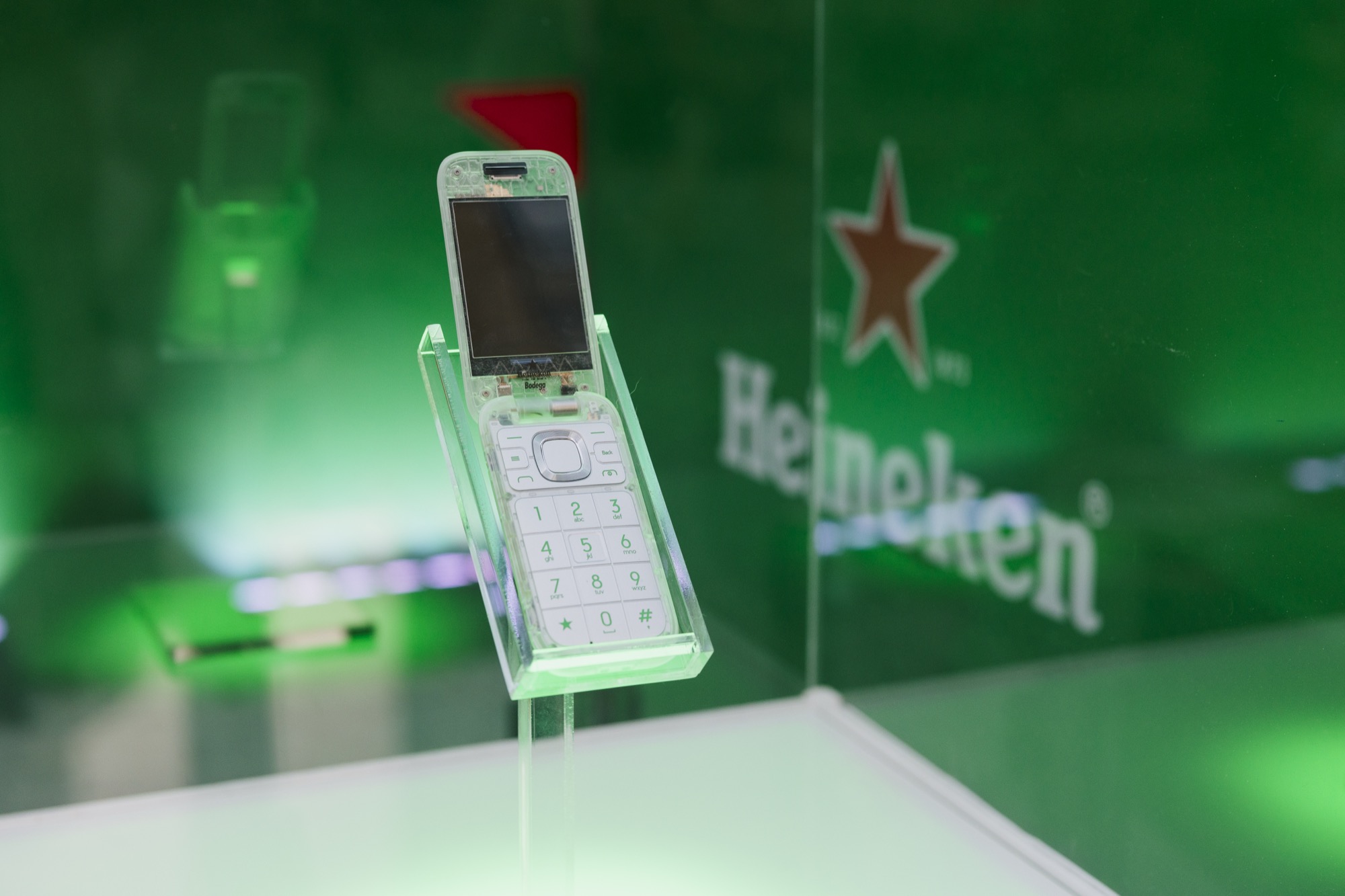 Η Heineken® παρουσιάζει το Boring Phone. Ένα μοναδικό κινητό που σε βοηθά να αποσυνδεθείς! 1 TiA Athinas 6
