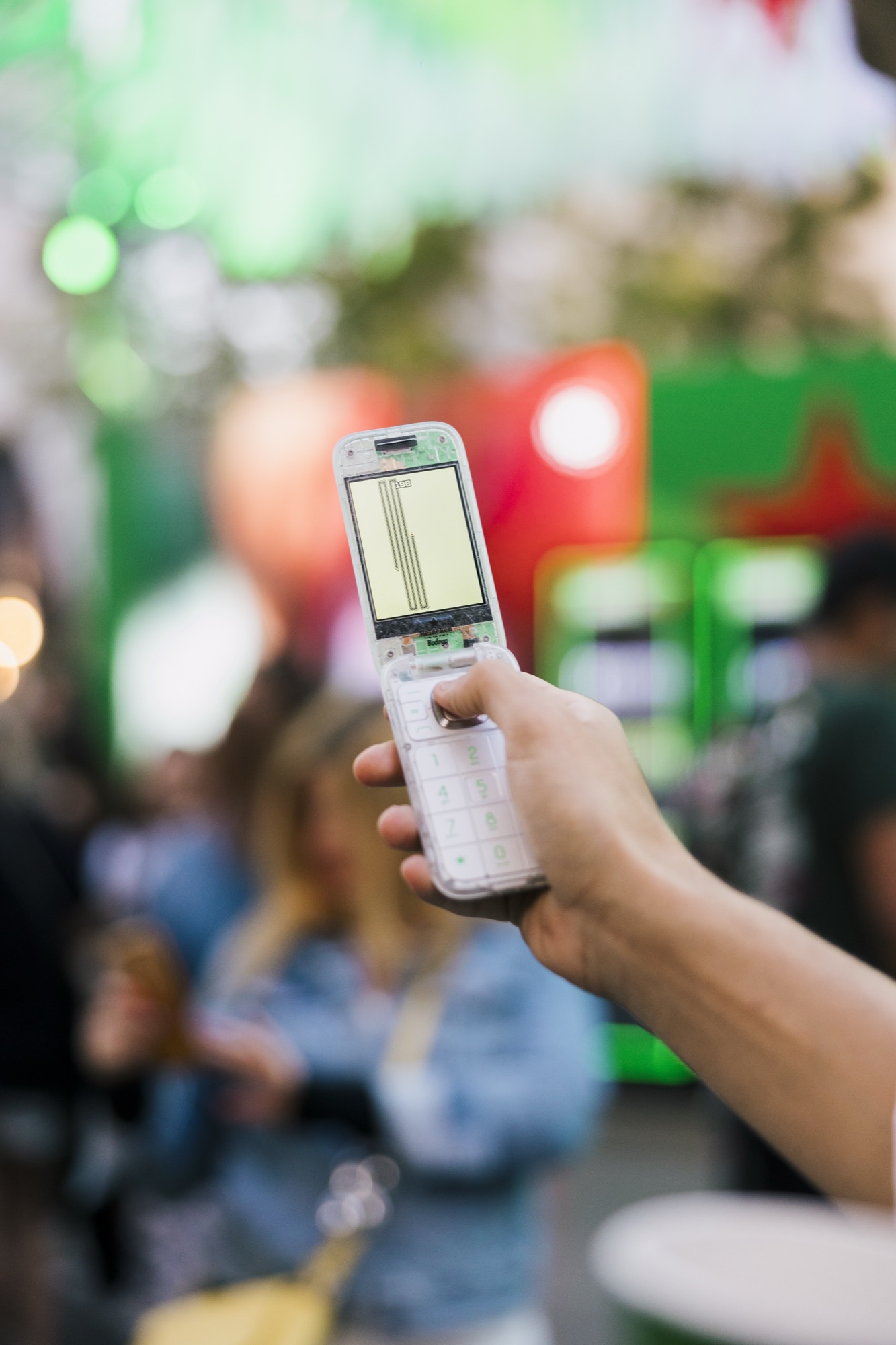 Η Heineken® παρουσιάζει το Boring Phone. Ένα μοναδικό κινητό που σε βοηθά να αποσυνδεθείς! 2 TiA Athinas 9