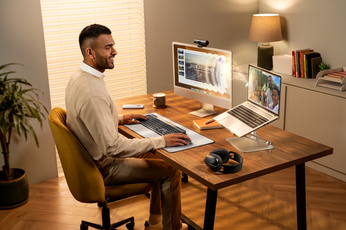 H Logitech παρουσιάζει το νέο Signature Slim Solar+ K980 Keyboard 3 Copy of K950 SignatureSlimSolar Graphite Universal LIFE Angle02