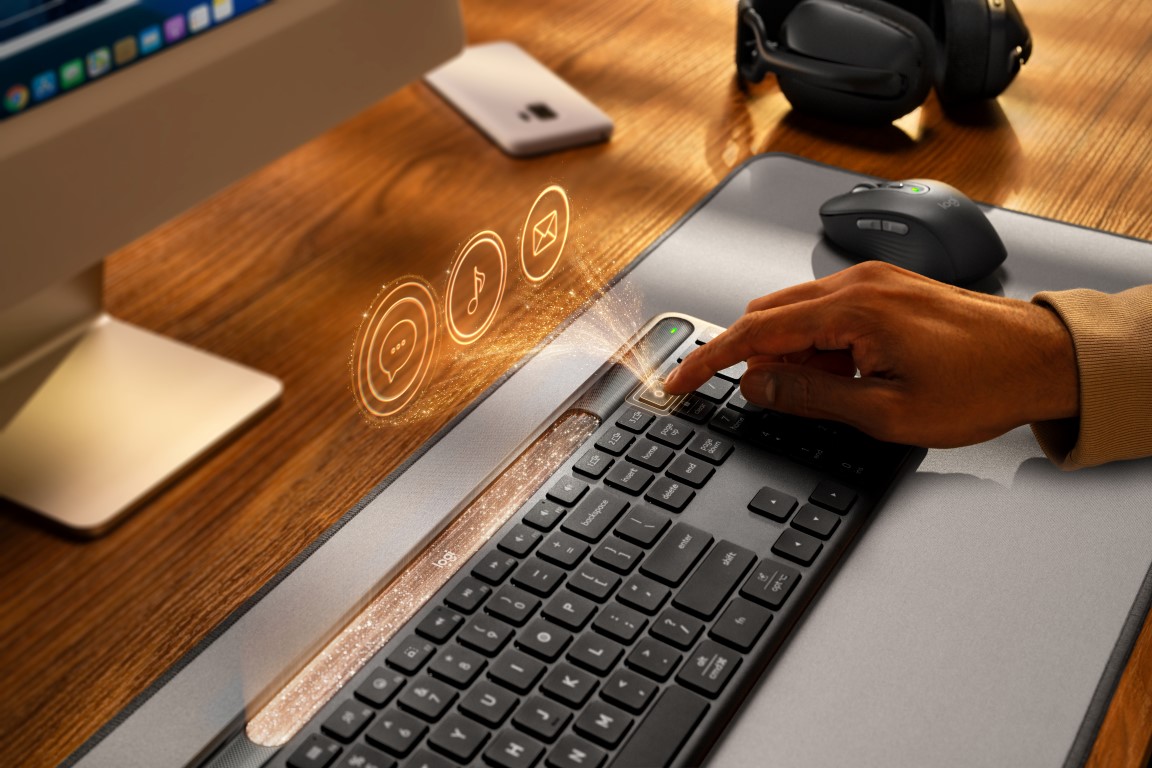 H Logitech παρουσιάζει το νέο Signature Slim Solar+ K980 Keyboard 5 Copy of K950 SignatureSlimSolar Graphite Universal LIFE Angle05