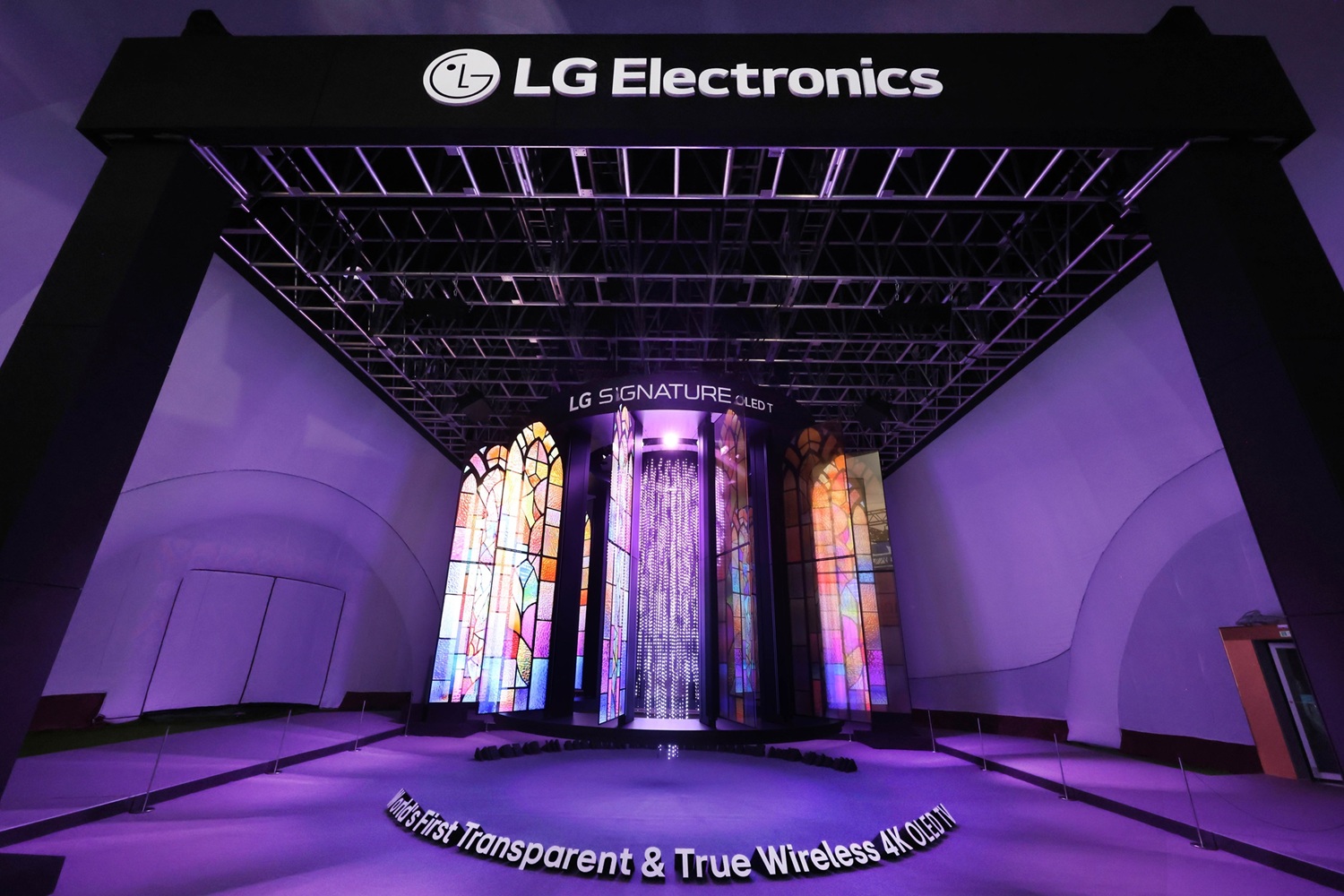 LG MS SIGNATURE OLED T AT APEC 2