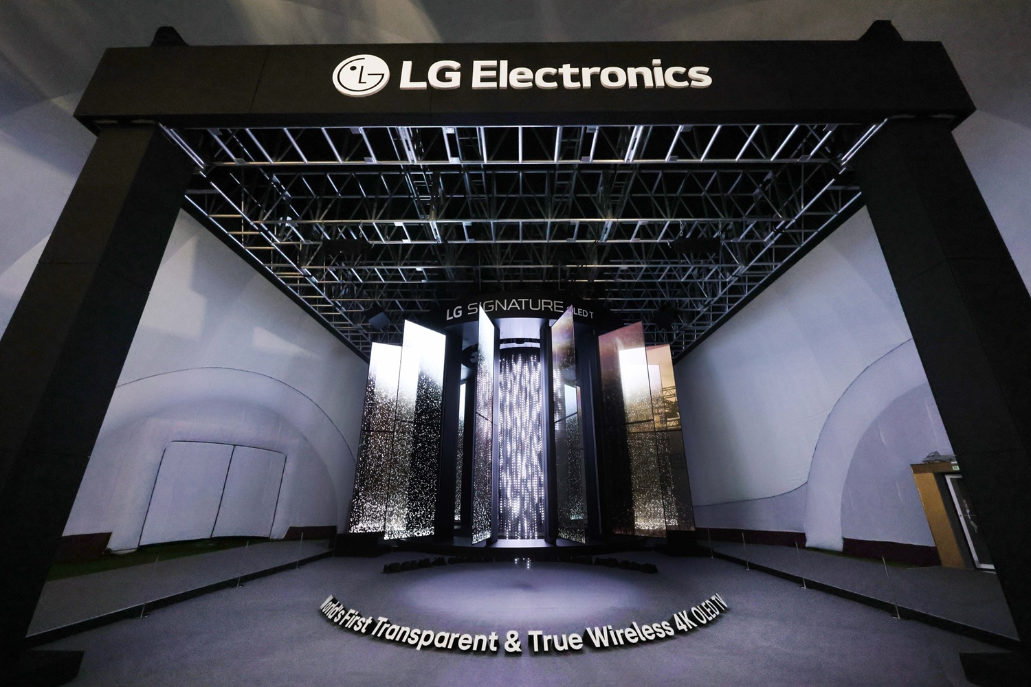 Η LG μαγεύει τους παγκόσμιους ηγέτες στο APEC 2025 με μια εντυπωσιακή εγκατάσταση από τις TRANSPARENT OLED τηλεοράσεις 3 LG MS SIGNATURE OLED T AT APEC 4