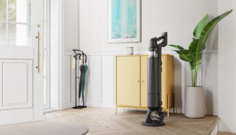 Eυρωπαϊκή έρευνα της Samsung για την φροντίδα του σπιτιού 4 bespoke ai jet ultra in a hallway satin black