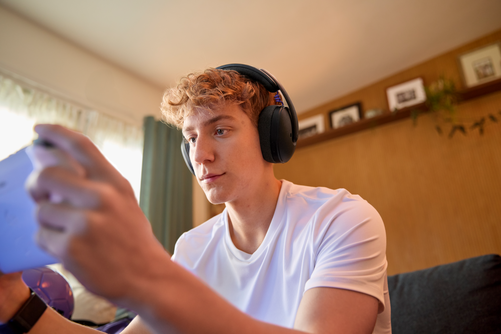 Το Logitech G325 Lightspeed συνδυάζει άνεση, στυλ και καθαρό ήχο 2 High Resolution PNG G325 LIFE Black 01