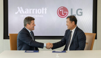 Η LG Electronics συνεργάζεται με τη Marriott International για την αναβάθμιση της εμπειρίας των ταξιδιωτών 5 Main26 103 LG Signing 0668