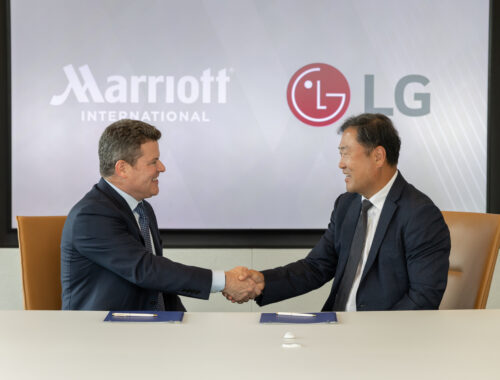 Main26 103 LG Signing 0668