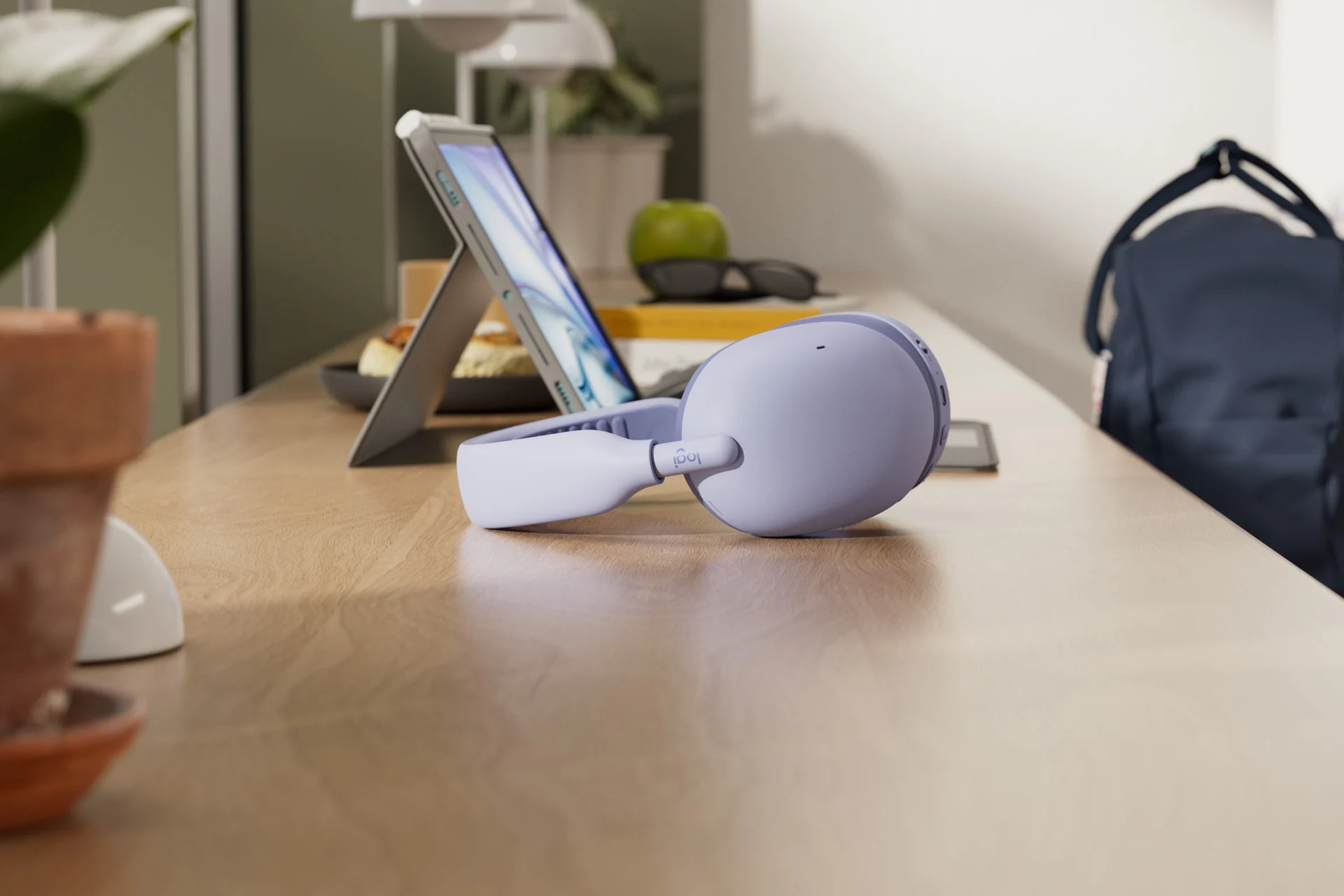 Zone Vibe Pro: Τα ακουστικά της Logitech που σε συνοδεύουν όλη τη μέρα, από τη δουλειά στην καθημερινότητα 2 Zone Vibe Pro ENVR Lilac cafe 02