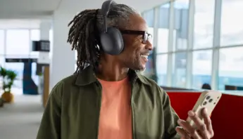 Zone Vibe Pro: Τα ακουστικά της Logitech που σε συνοδεύουν όλη τη μέρα, από τη δουλειά στην καθημερινότητα 2 Zone Vibe Pro for Business LIFE Graphite Walking Profile 01 Samsung Galaxy S26